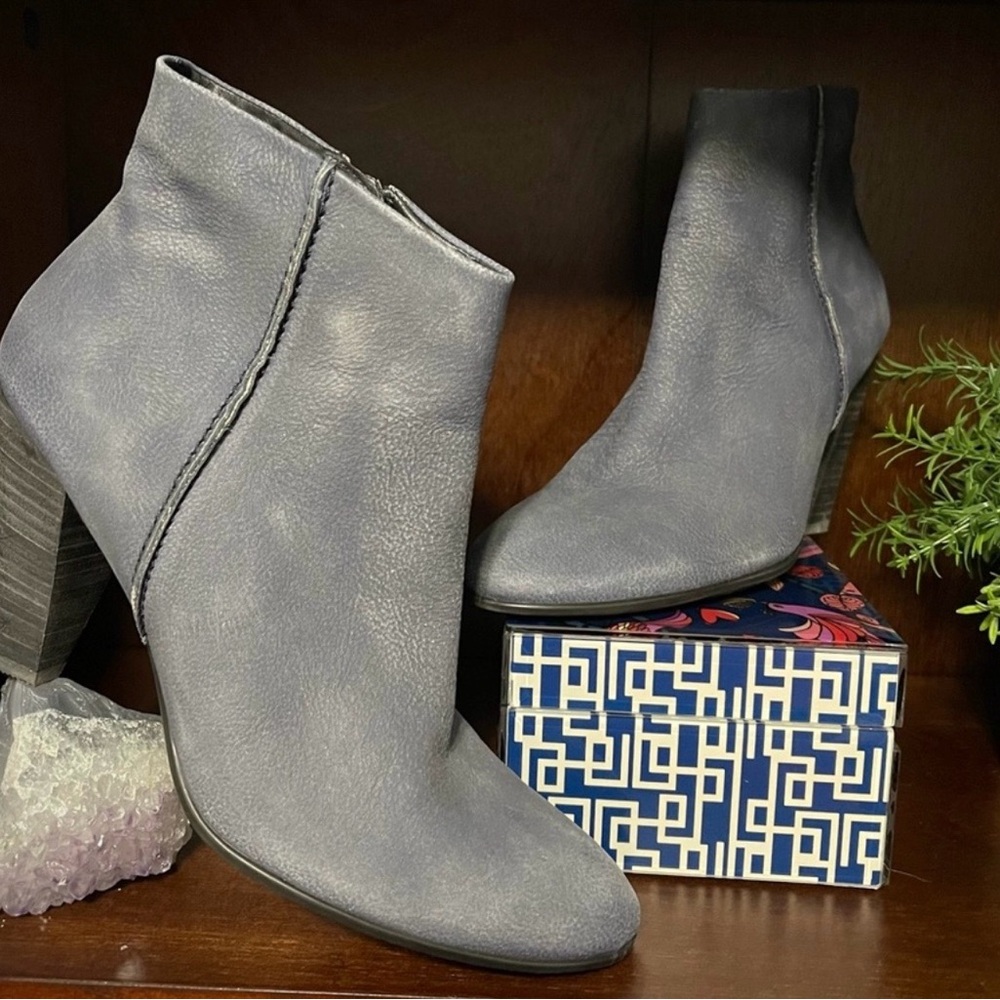 ECCO Stylish Gray Ankle Boots